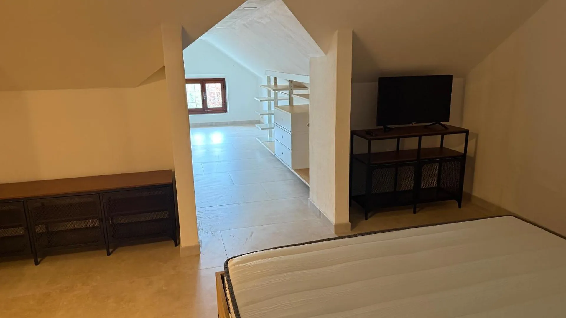 Emily House Daire Montignoso